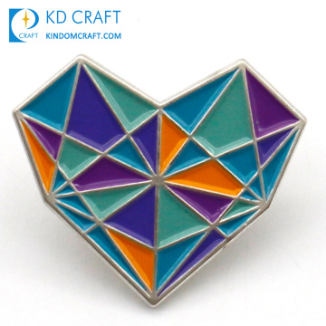 Fabricación a granel metal cromado plateado vitral broche pin arco iris esmalte amor personalizado en forma de corazón pin de solapa insignia